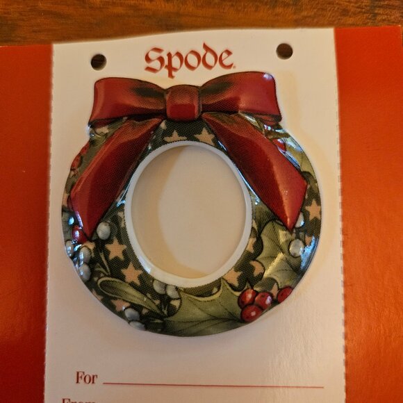 vintage Spode wreath Christmas brooch - Picture 1 of 3